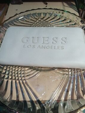 GUESS Los Angeles White Zip Wallet